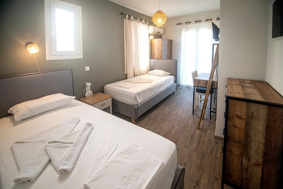 Bed, TV and multimedia, Bedroom, towels