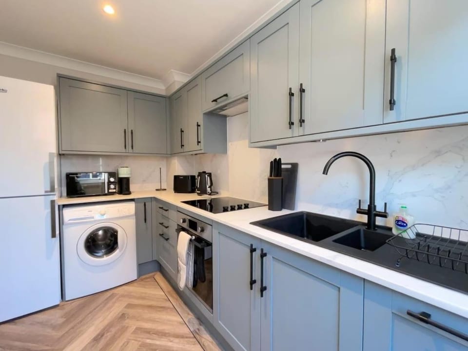 Coffee/tea facilities, Kitchen or kitchenette, dishwasher, oven, stove, toaster, washing machine