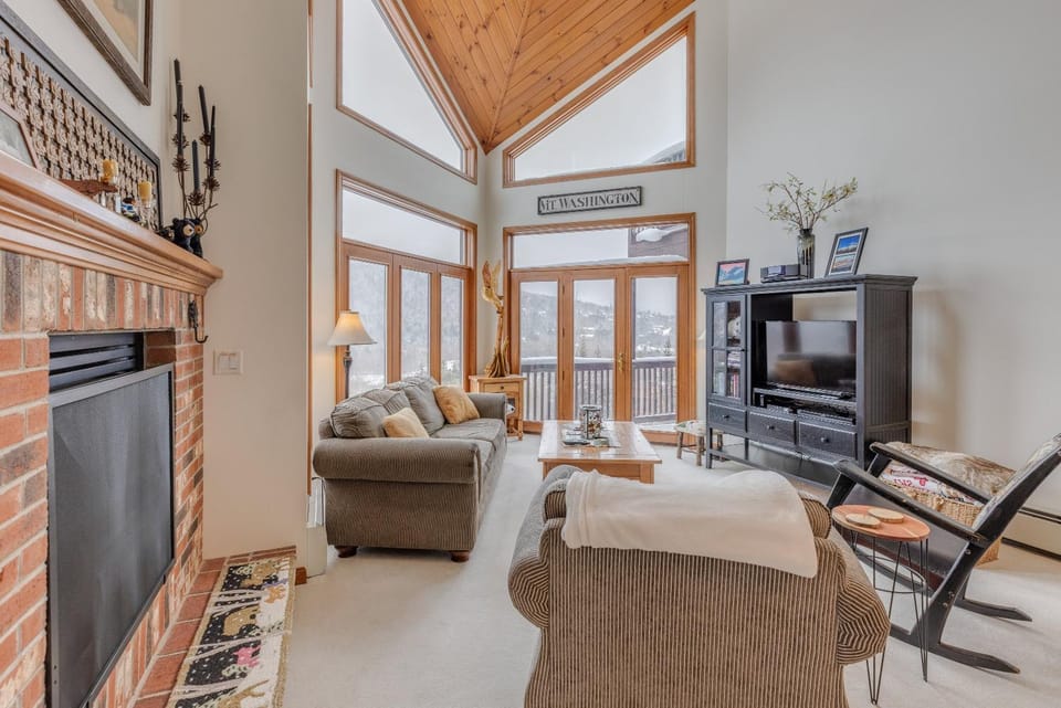 C15 Ski-In Ski-Out Townhouse with Hot Tub & Stunning Mount Washington Views, Pets welcome House in Carroll