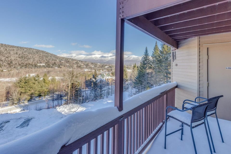 C15 Ski-In Ski-Out Townhouse with Hot Tub & Stunning Mount Washington Views, Pets welcome House in Carroll