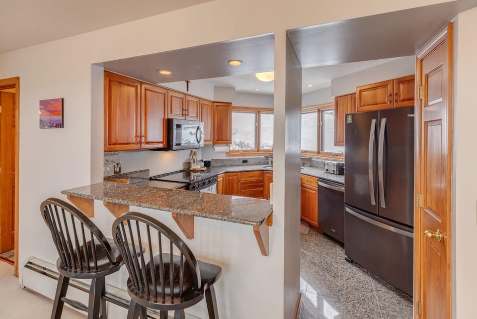 C15 Ski-In Ski-Out Townhouse with Hot Tub & Stunning Mount Washington Views, Pets welcome House in Carroll