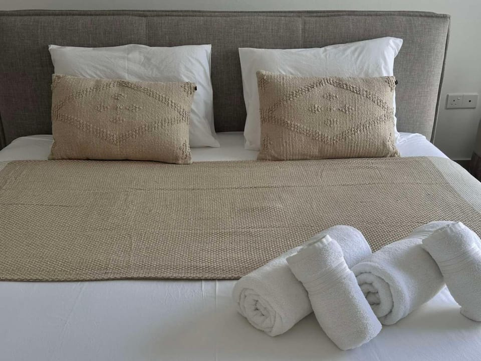 Bed, Bedroom, towels
