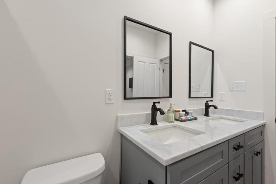 Acadian House KING Bed Garage Arcade 85 TV Villa in Broussard