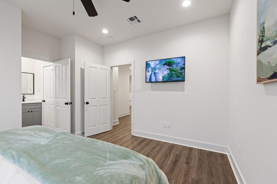 Acadian House KING Bed Garage Arcade 85 TV Villa in Broussard