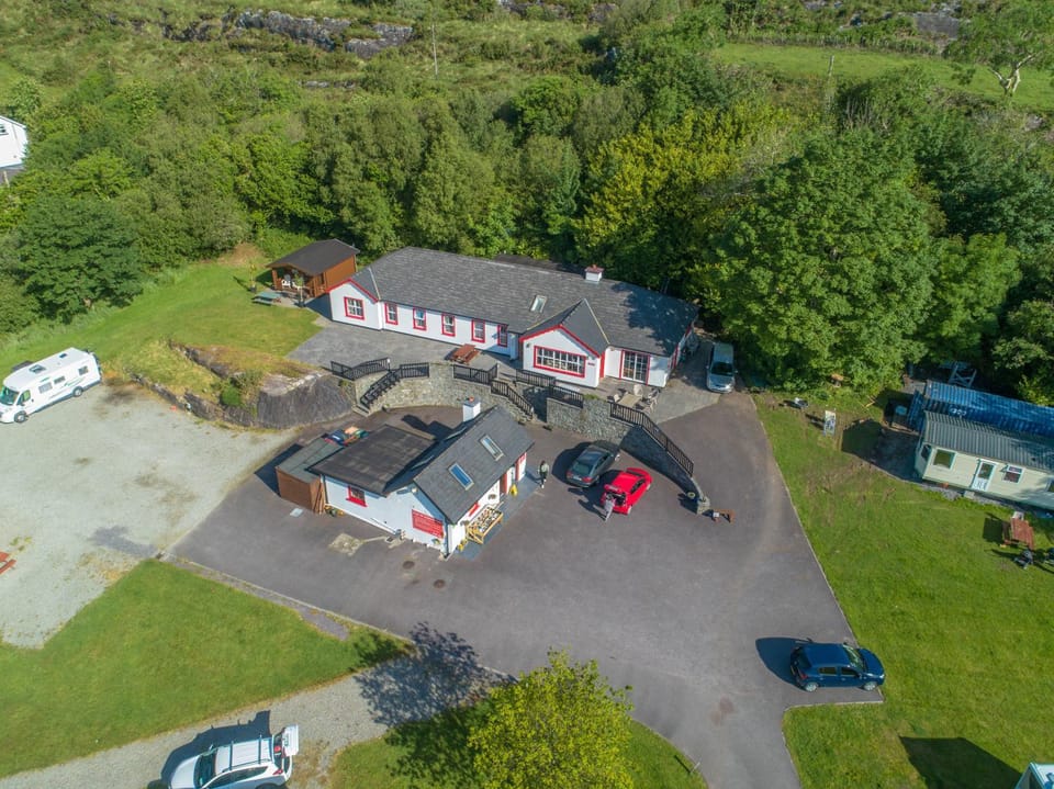 Property building, Natural landscape, Bird's eye view, Location, Parking