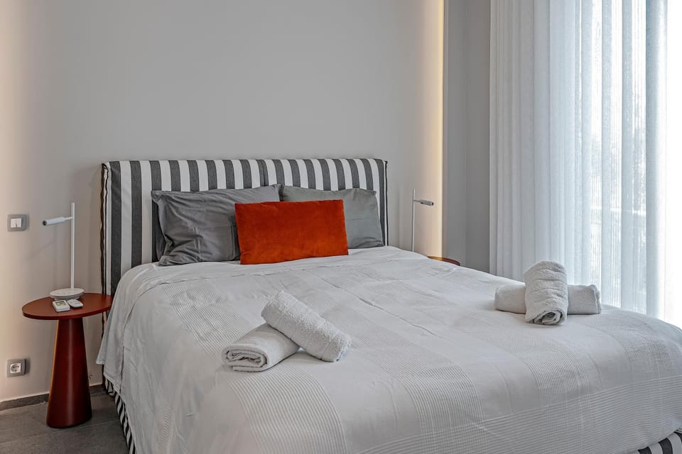 Bed, Photo of the whole room, Bedroom, towels