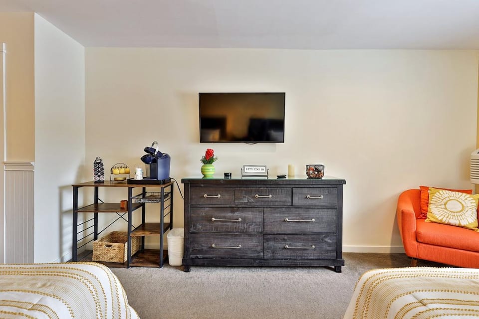 Hotel Style Condo Promising a Comfortable and Convenient Retreat right in the heart of Vermont ski country Apartment in Mendon