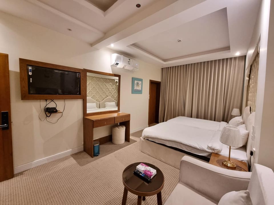 Bed, TV and multimedia, Photo of the whole room, hair dresser