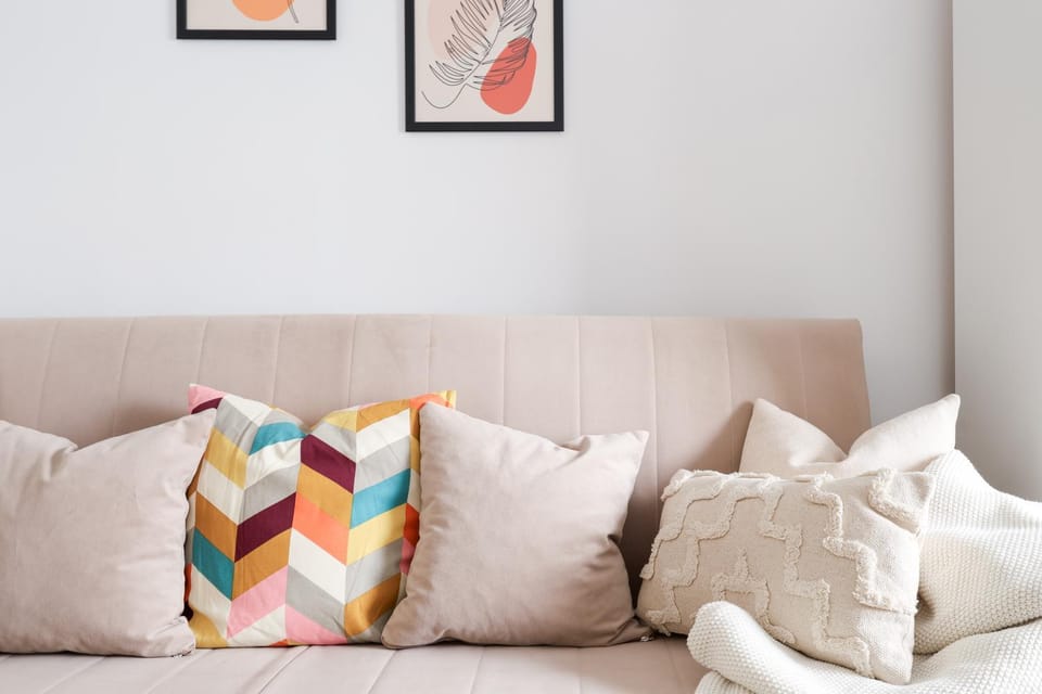 Bed, Living room, Photo of the whole room, Seating area, Bedroom