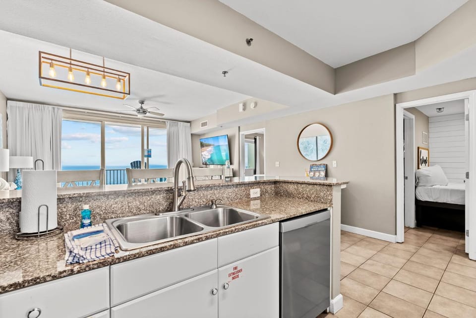 Spacious 2-Bedroom Condo Beachfront Resort! By Dolce Vita Getaways PCB! Apartment in Panama City Beach