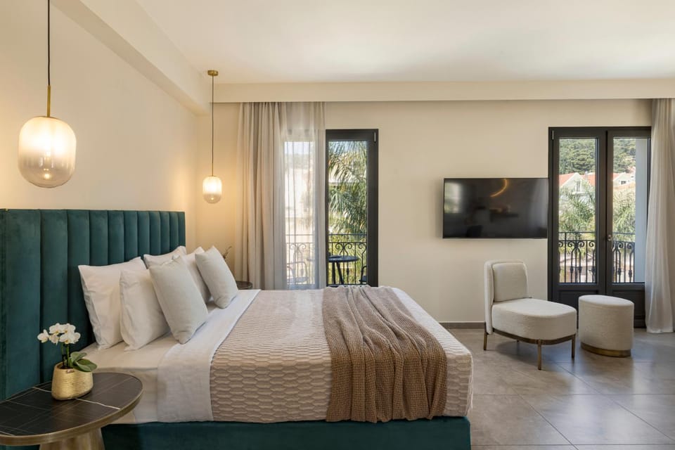 Bed, TV and multimedia, Living room, Photo of the whole room, Seating area, Bedroom