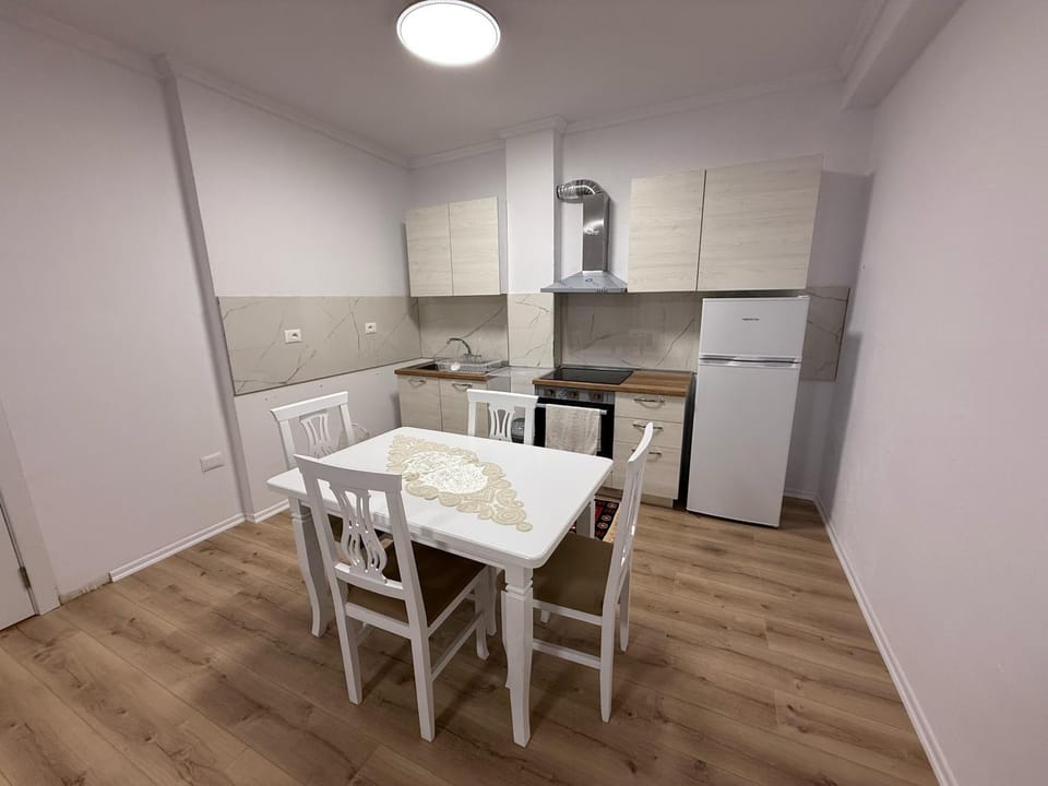 Kitchen or kitchenette, Dining area, minibar