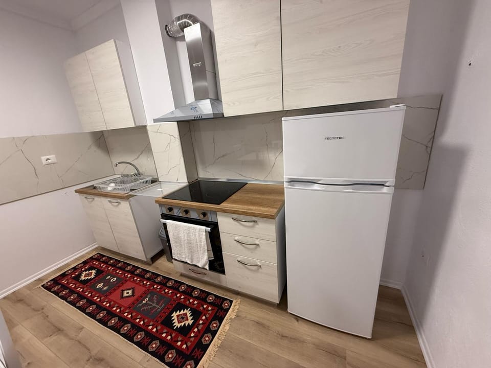 Kitchen or kitchenette, dishwasher, minibar