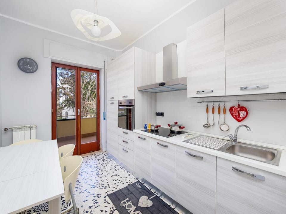 Kitchen or kitchenette, Dining area, stove