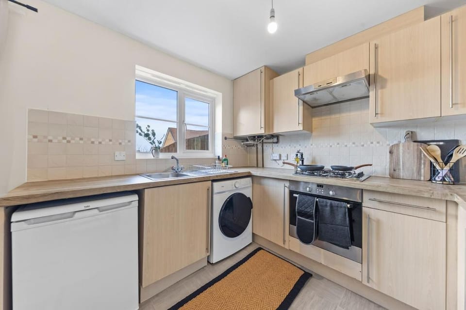 Kitchen or kitchenette, oven, stove, toaster, washing machine, dryer