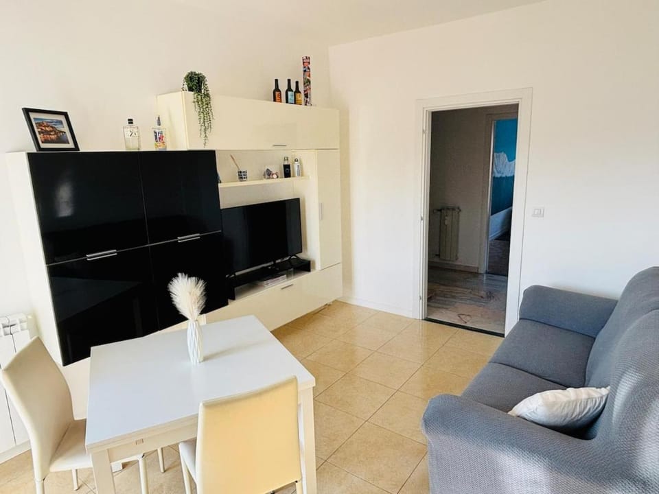 Communal lounge/ TV room, Seating area, Dining area