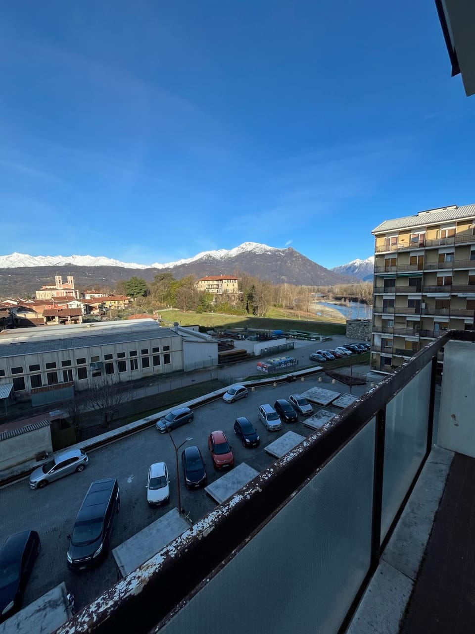Spazioso appartamento, ampio parcheggio, vicino Valle d'Aosta Apartment in Piedmont