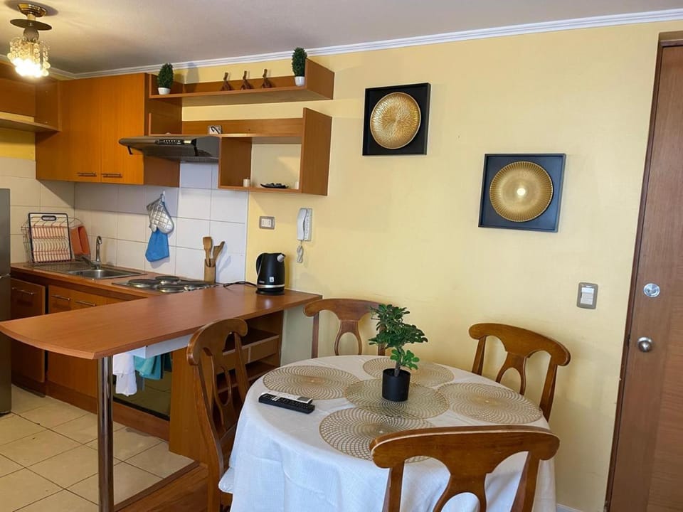 Kitchen or kitchenette, Dining area