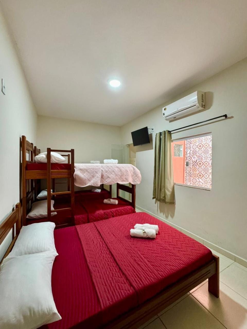 TV and multimedia, Photo of the whole room, Bedroom, towels, air conditioner