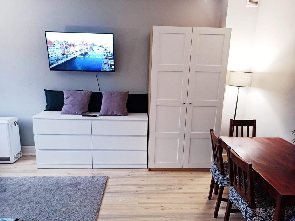 Communal lounge/ TV room, TV and multimedia, Living room, Evening entertainment, wardrobe