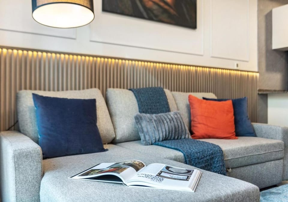 High floor Marina Views Walk to Beach JBR & Mall Apartment in Dubai