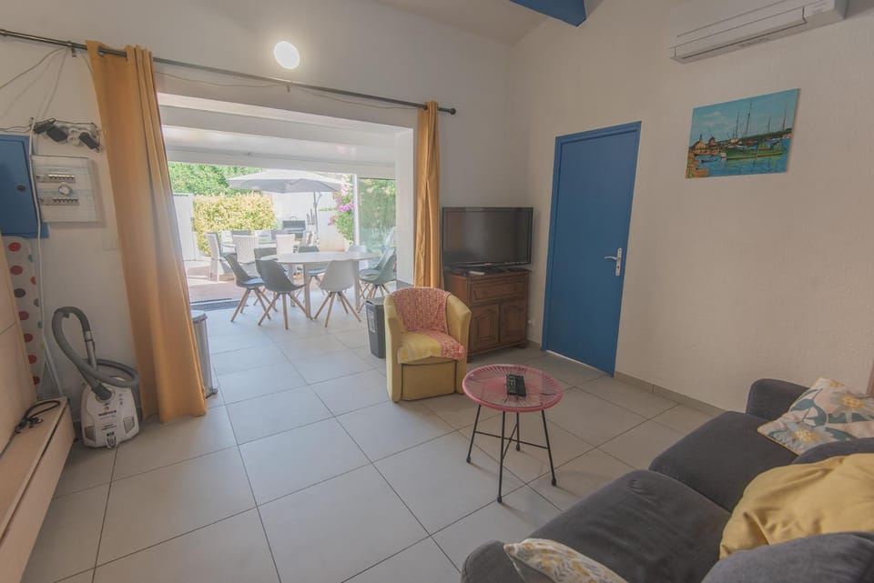 Communal lounge/ TV room, Dining area, air conditioner