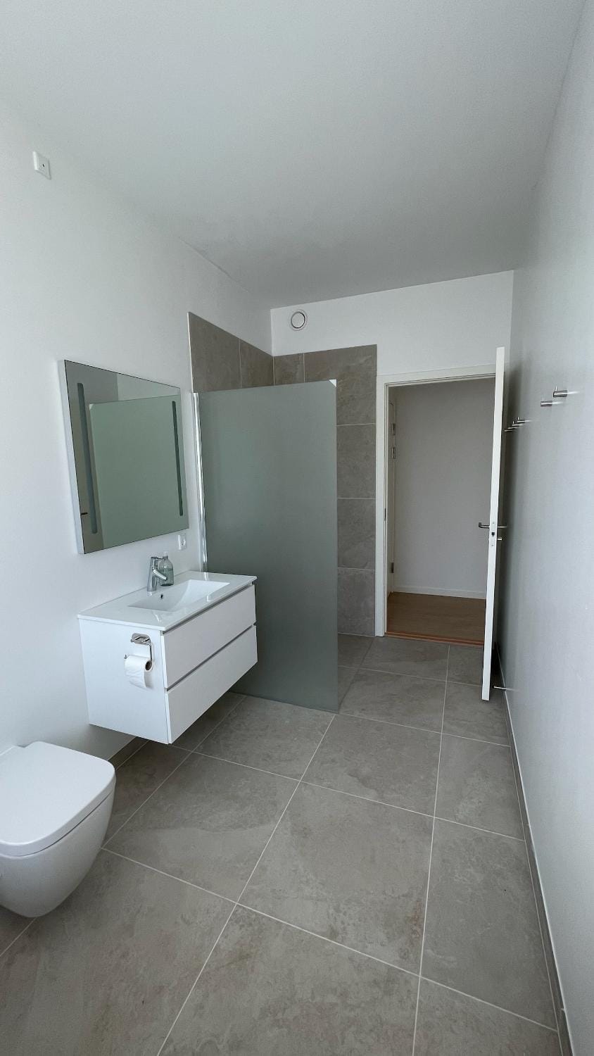 Shower, Toilet, Bed, Bathroom, Garden view, towels