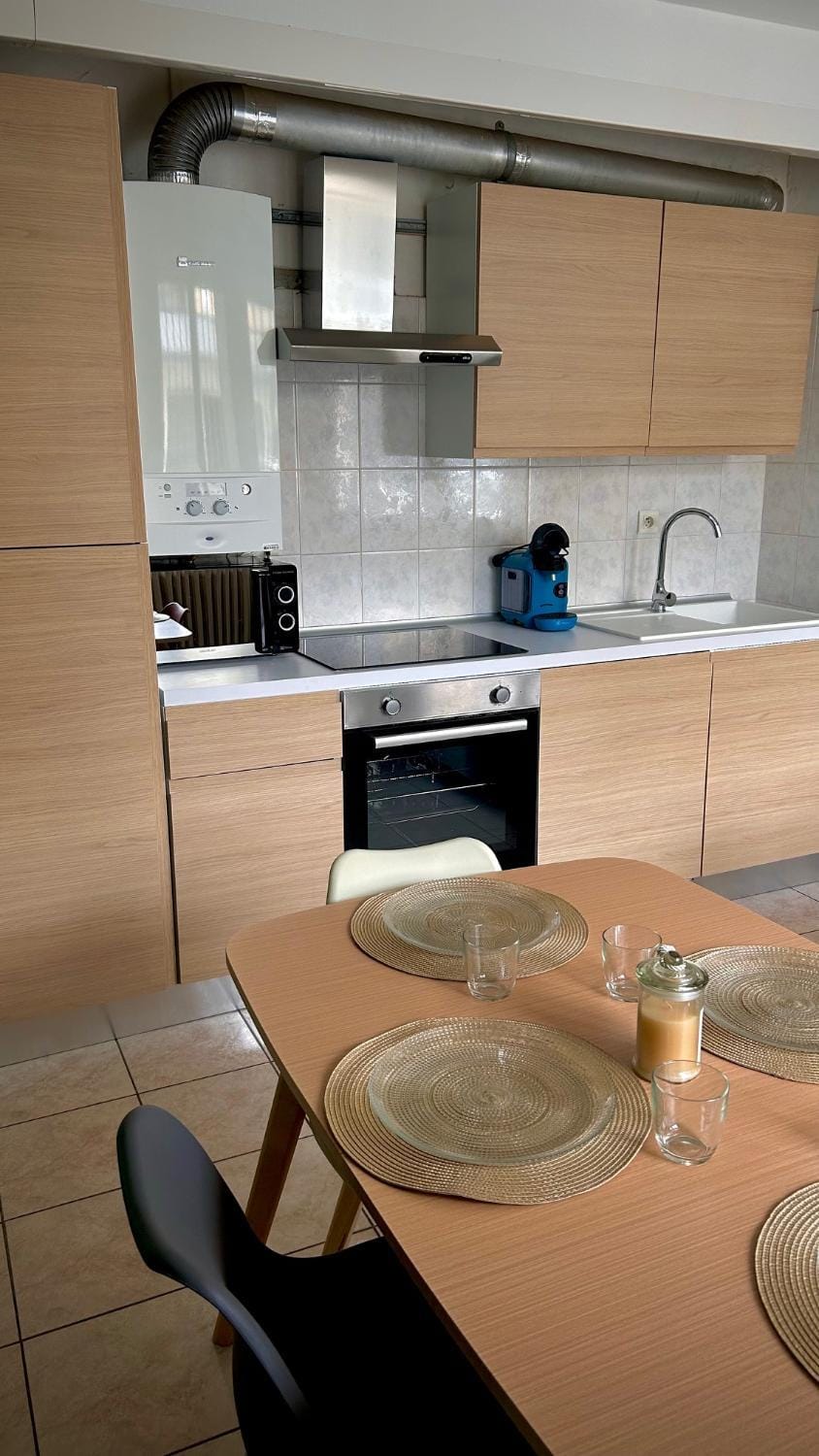 Coffee/tea facilities, Kitchen or kitchenette, Dining area, dishwasher, stove