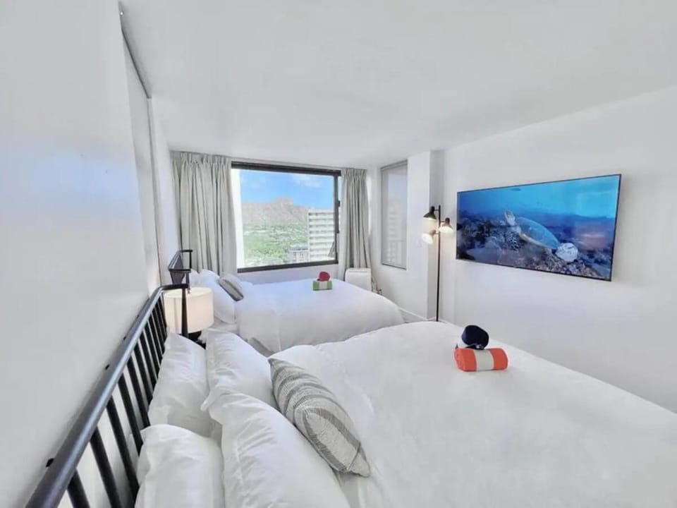 NEW Waikiki Banyan Ocean and Diamond Head View Apartment in Honolulu