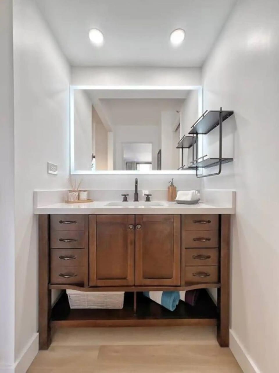 NEW Waikiki Banyan Ocean and Diamond Head View Apartment in Honolulu