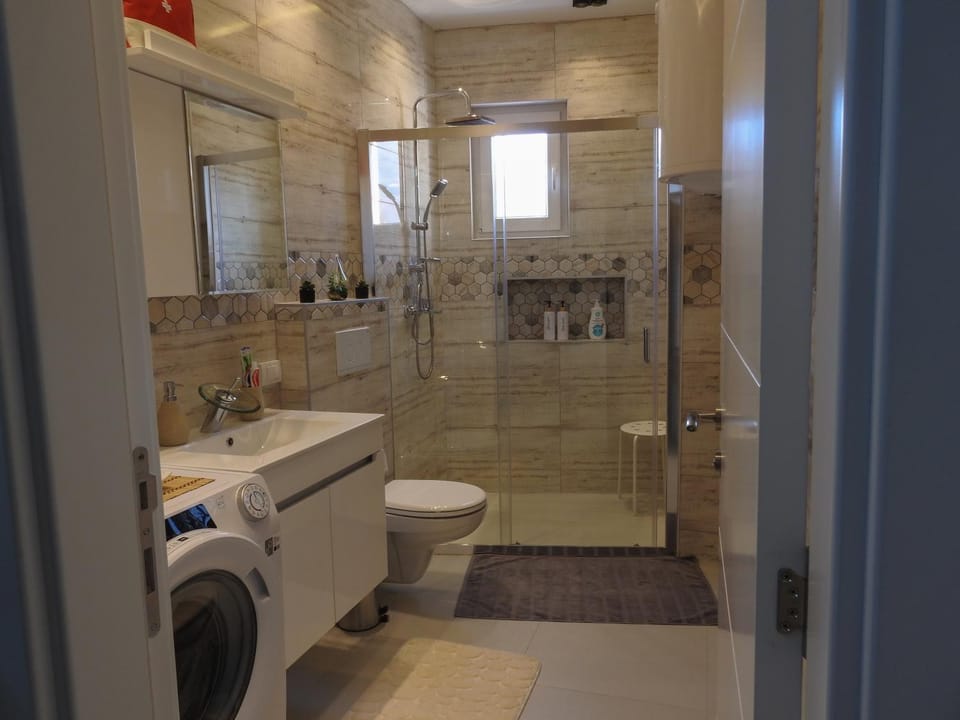 Shower, Toilet, Bathroom, towels, washing machine