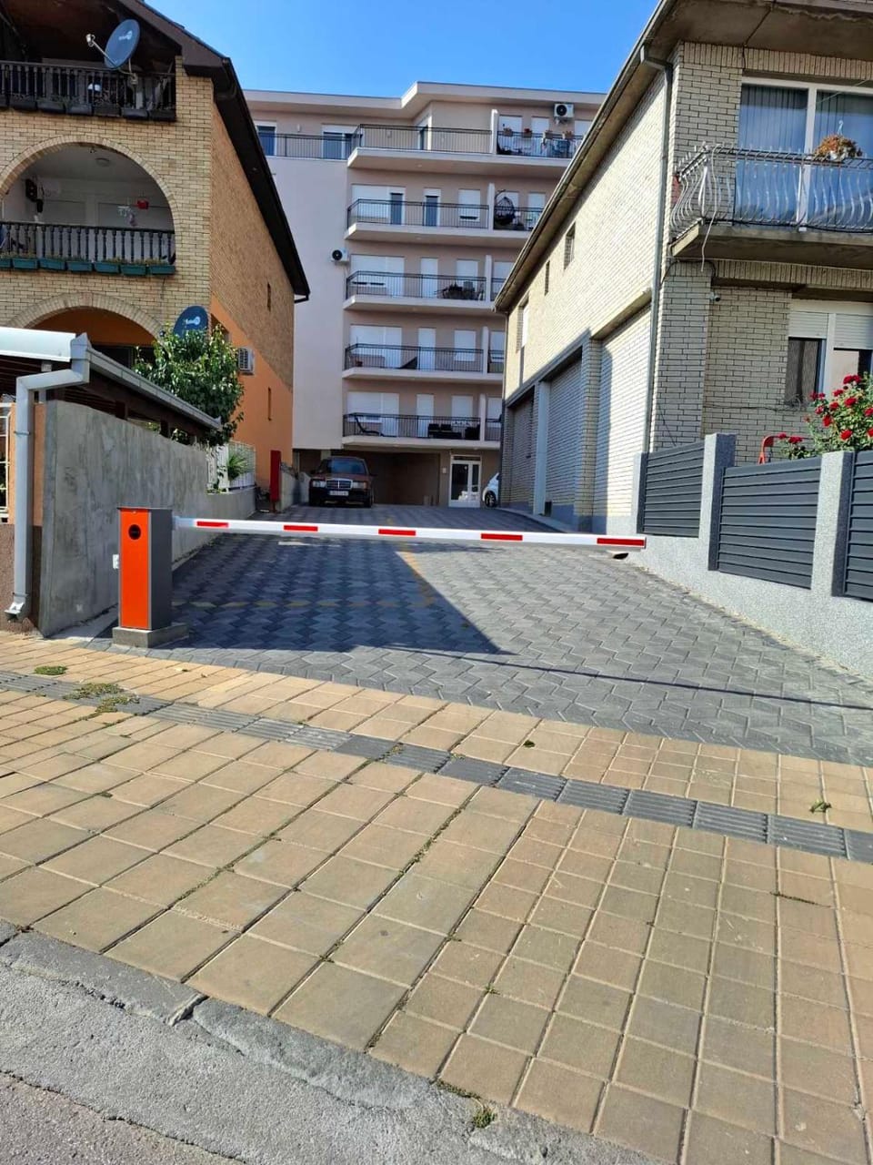 Property building, Facade/entrance, Location, Parking