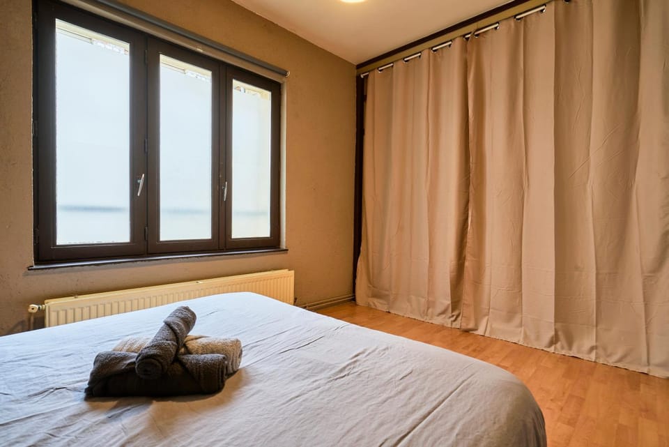 Photo of the whole room, towels