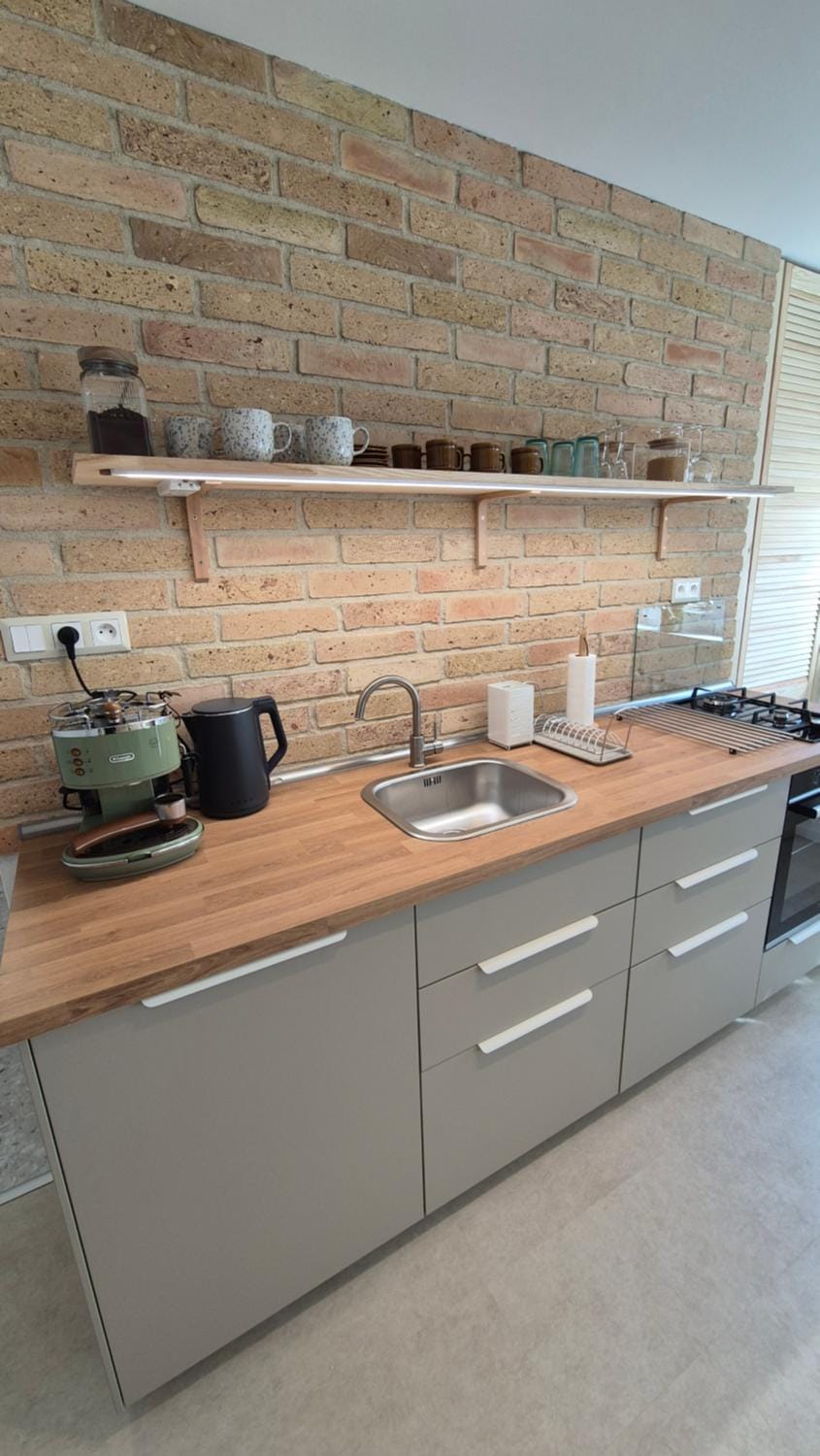 Coffee/tea facilities, Kitchen or kitchenette, stove