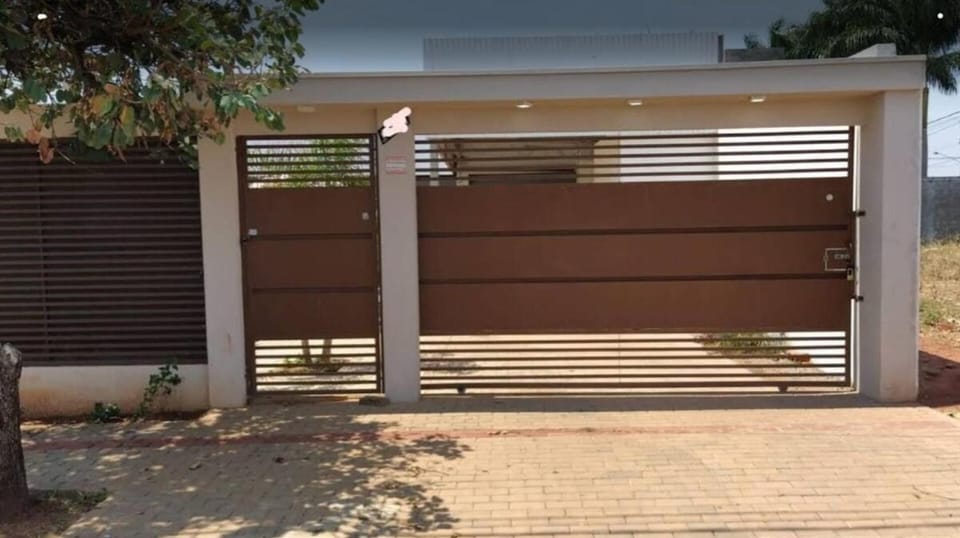 Estilo resort para confraternizar com hidro, piscina, garagem em casa tudo privativo, insira acima de 6 hóspedes para usar os 3 quartos House in State of Mato Grosso, Brazil
