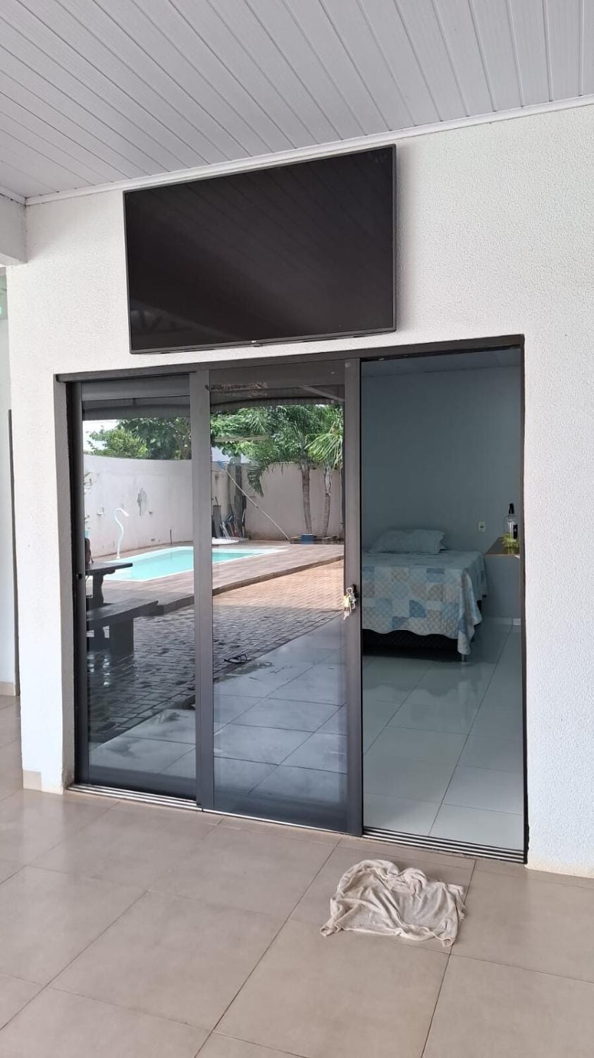 Estilo resort para confraternizar com hidro, piscina, garagem em casa tudo privativo, insira acima de 6 hóspedes para usar os 3 quartos House in State of Mato Grosso, Brazil