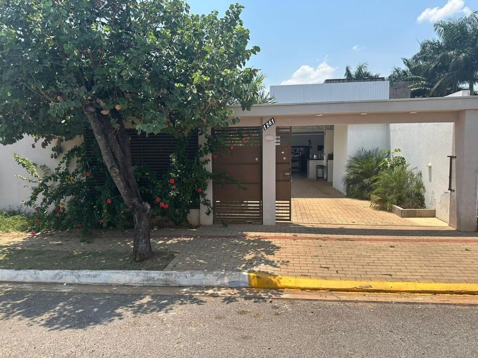 Estilo resort para confraternizar com hidro, piscina, garagem em casa tudo privativo, insira acima de 6 hóspedes para usar os 3 quartos House in State of Mato Grosso, Brazil