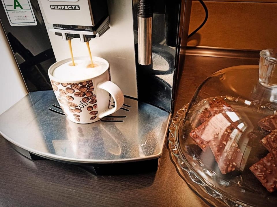 Coffee/tea facilities, Food and drinks