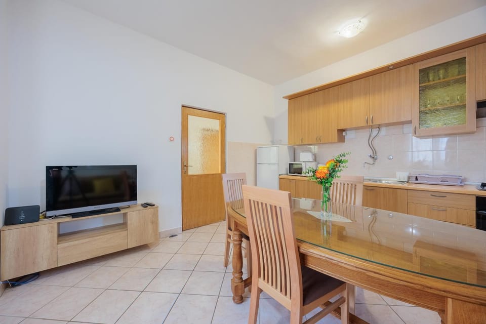 TV and multimedia, Kitchen or kitchenette, Living room, Seating area, Dining area