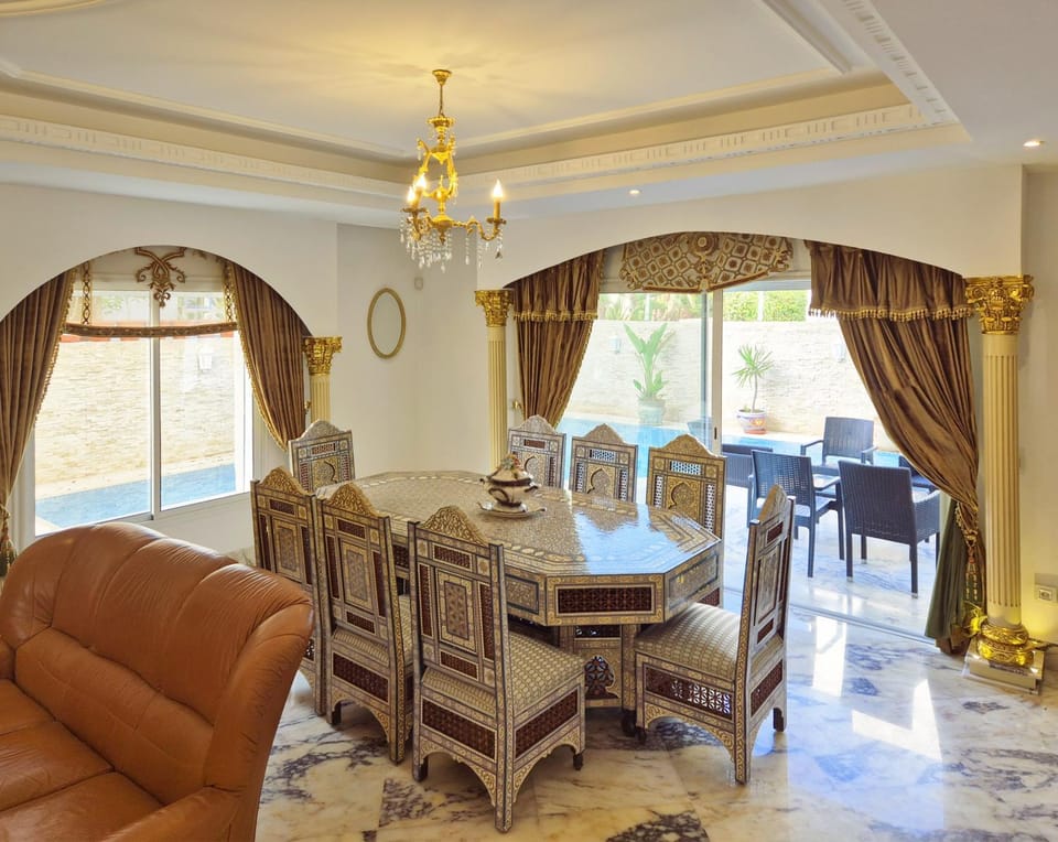 Living room, Dining area, Pool view, Meals, heating, internet, acessibility, air conditioner