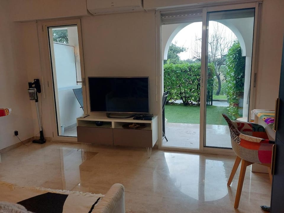 Bagatelle Studio 3étoiles rez de jardin Axelle LocAppart Apartment in Mandelieu-La Napoule