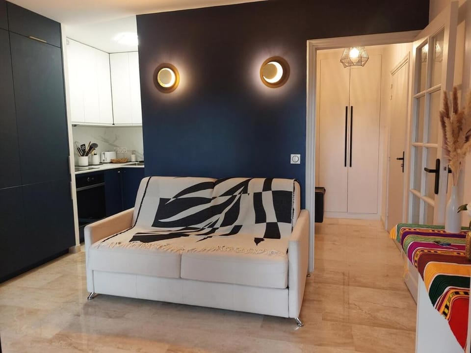 Bagatelle Studio 3étoiles rez de jardin Axelle LocAppart Apartment in Mandelieu-La Napoule