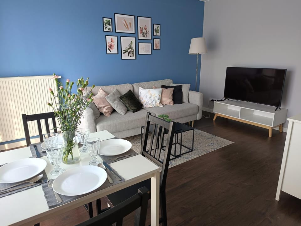 Communal lounge/ TV room, TV and multimedia, Living room, Seating area, Dining area, Evening entertainment