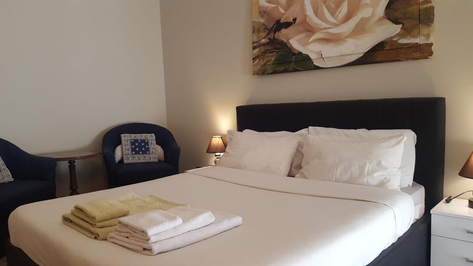 Bed, Bedroom, towels