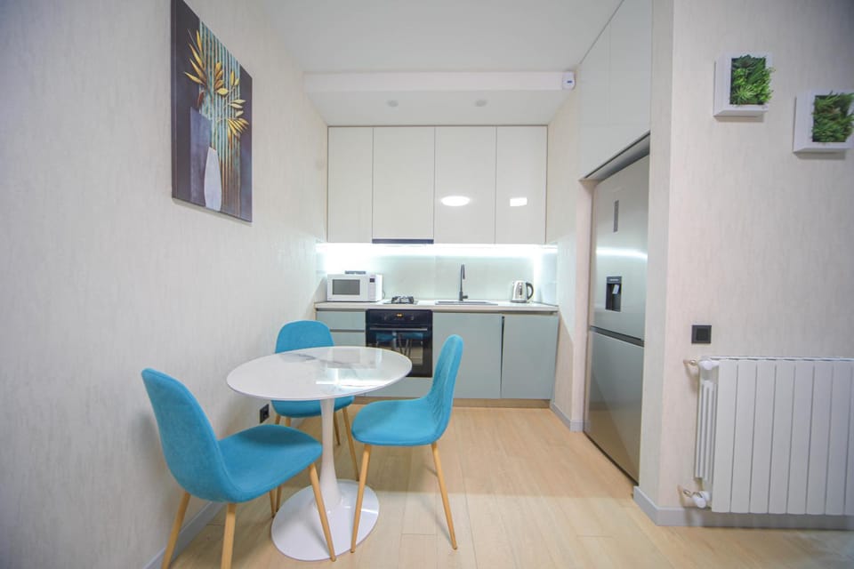 Kitchen or kitchenette, Seating area, Dining area, kitchen
