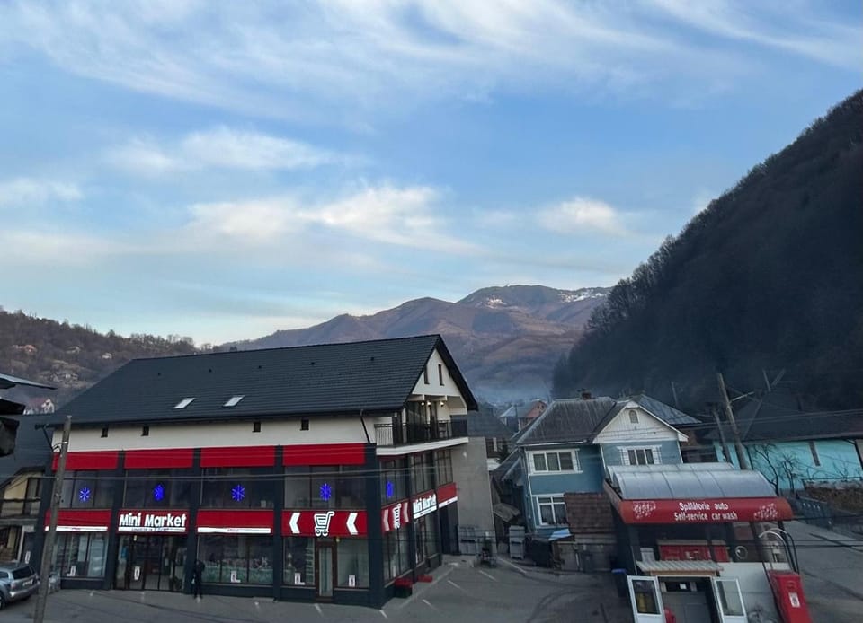 Property building, Natural landscape, Mountain view, Location, Parking