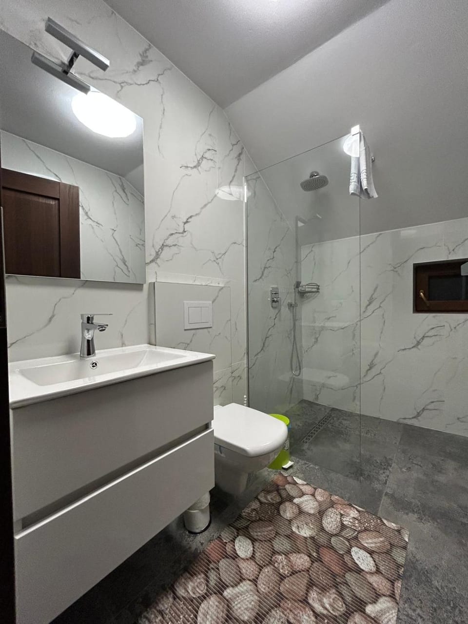 Shower, Toilet, Bathroom, towels