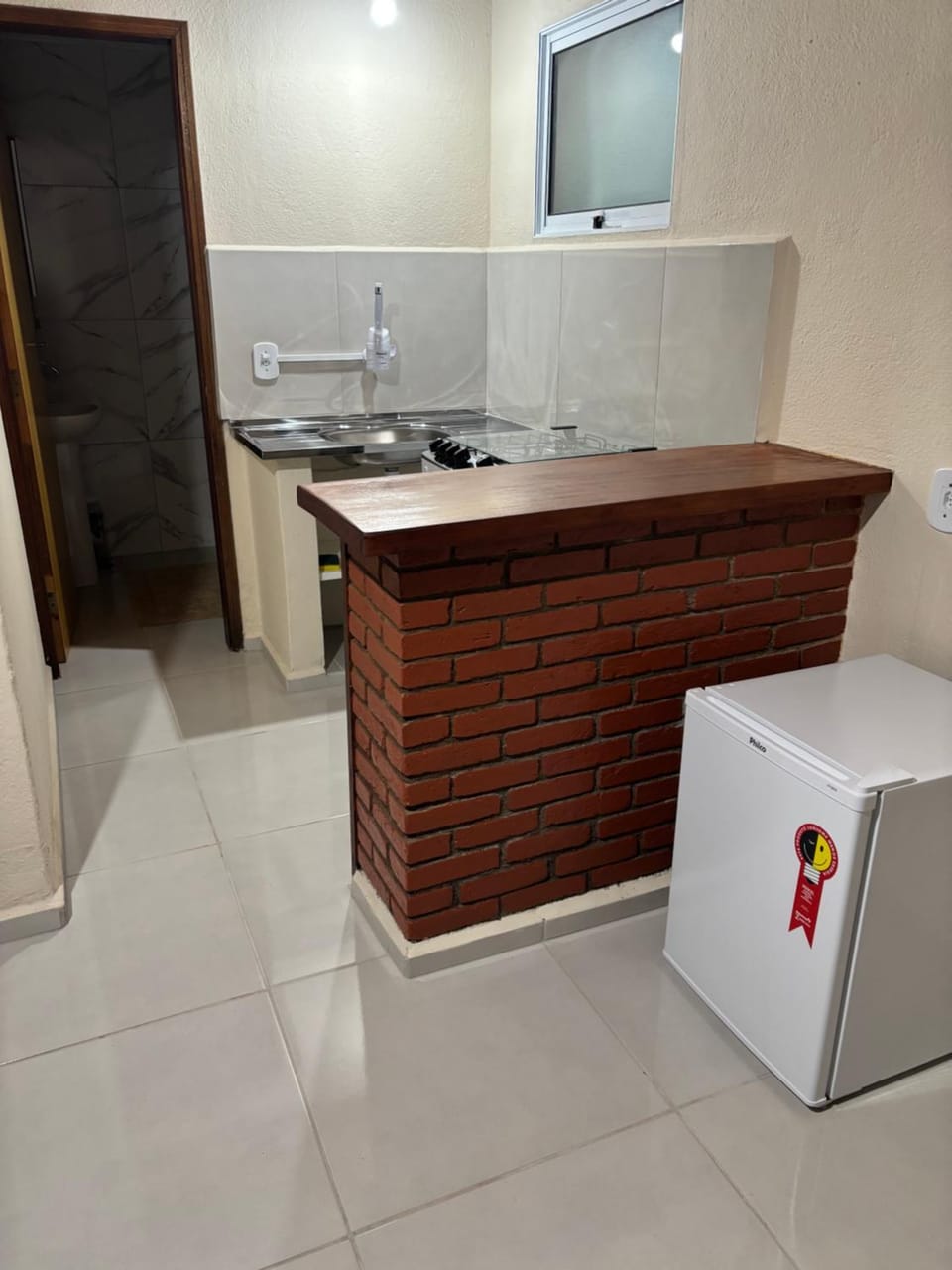 Kitchen or kitchenette, minibar
