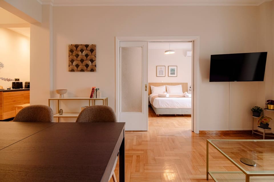 Communal lounge/ TV room, Bed, TV and multimedia, Living room, Photo of the whole room, Seating area, Dining area, Evening entertainment, Bedroom