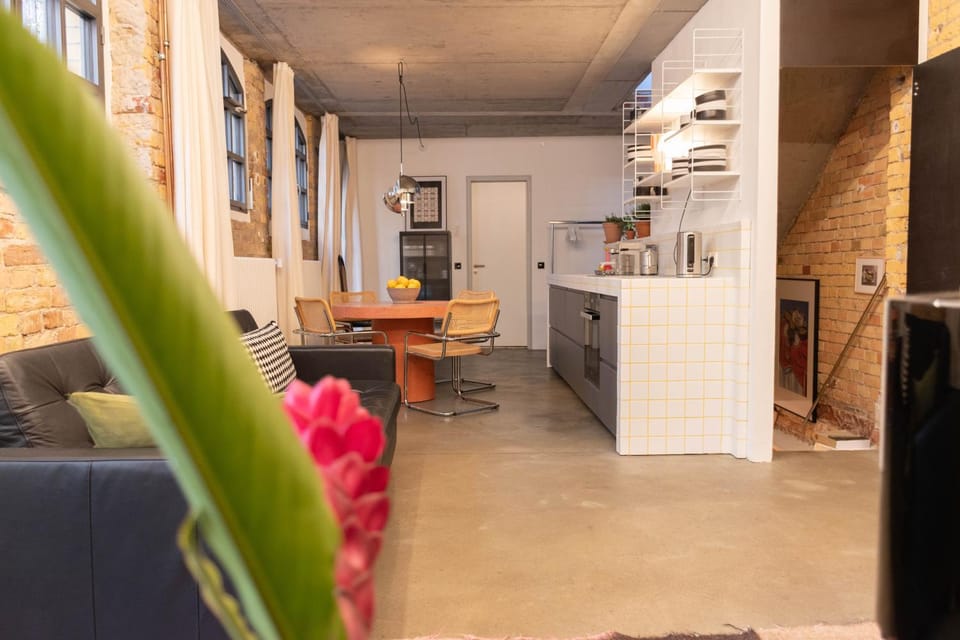 Kitchen or kitchenette, Dining area, oven